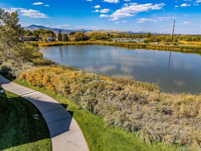 water view featuring a mountainous background