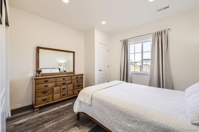 bedroom featuring recessed lighting, dark wood-style floors, baseboards, and visible vents
