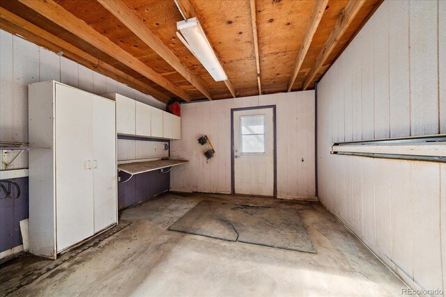 kitchen featuring unfinished concrete flooring