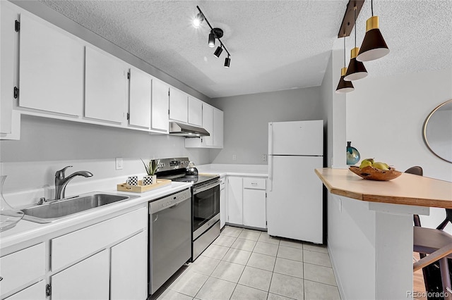 kitchen with sink, appliances with stainless steel finishes, hanging light fixtures, and white cabinetry