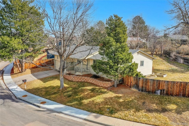 view of front of house featuring a front lawn