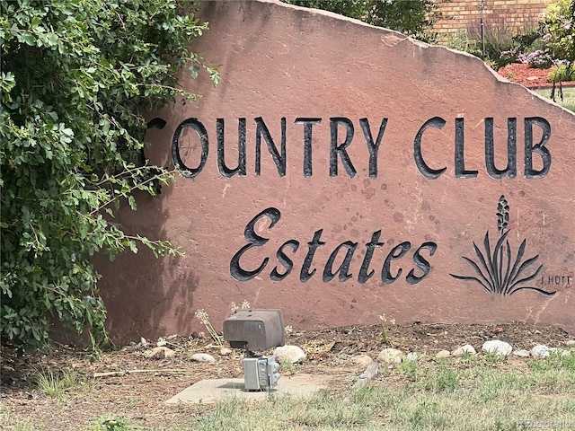 view of community / neighborhood sign