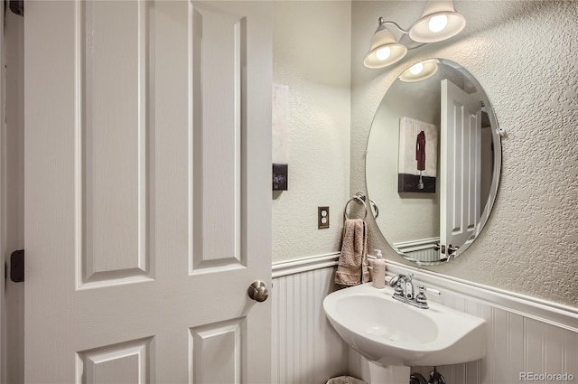 bathroom featuring sink