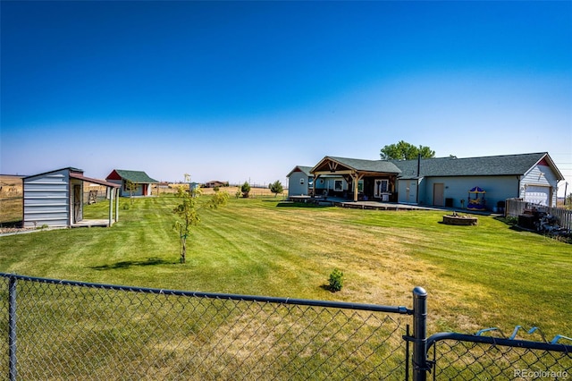 view of yard featuring an outbuilding