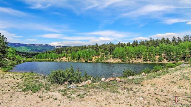 water view with a mountain view