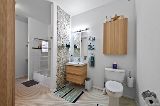 full bath with baseboards, toilet, vanity, and shower / bathing tub combination