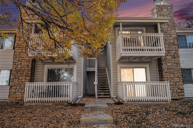 view of front of property featuring a balcony