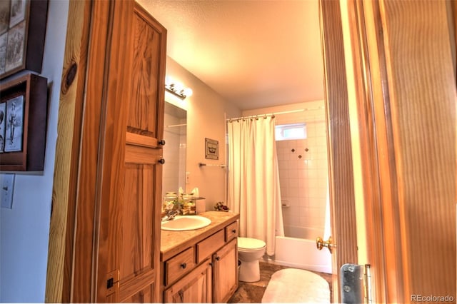 full bath featuring shower / tub combo with curtain, vanity, and toilet