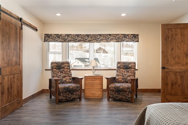 bedroom with dark wood-style floors, a barn door, recessed lighting, and baseboards