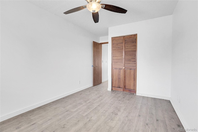 7610 S Garland St, Littleton, CO 80128 - unfurnished bedroom featuring light wood-style floors, a ceiling fan, a textured ceiling, and a closet