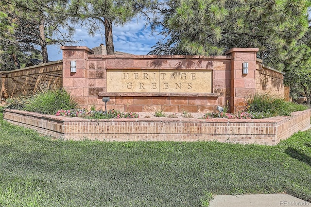 community / neighborhood sign featuring a yard