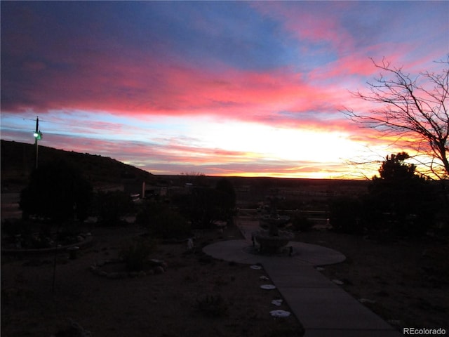 view of yard at dusk