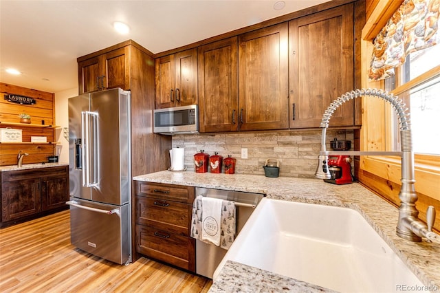 31266 Half Peak Trl, Pine, CO 80470 - kitchen featuring stainless steel appliances, a sink, backsplash, light wood-style flooring, and recessed lighting