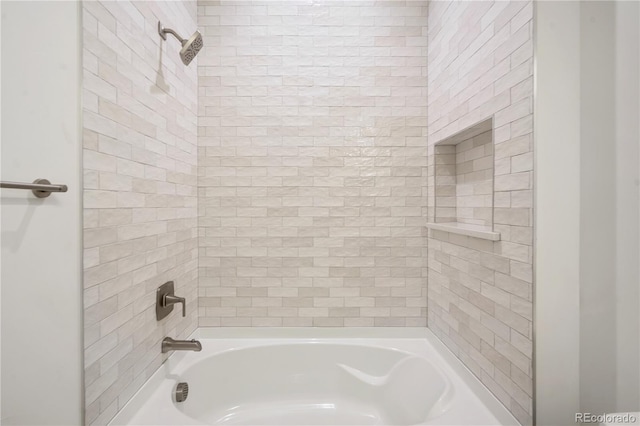 bathroom featuring tiled shower / bath