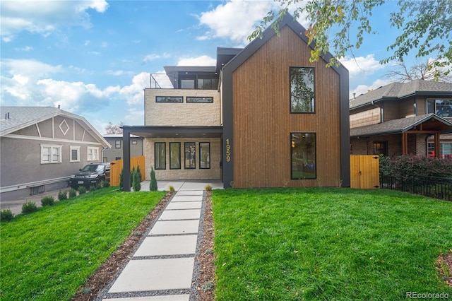 view of front of property featuring a front lawn