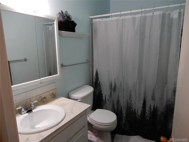 bathroom with decorative backsplash, a shower with curtain, vanity, and toilet