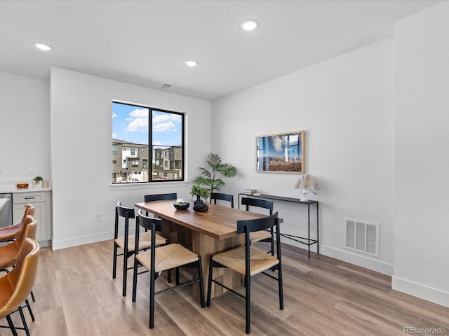 dining space featuring recessed lighting, baseboards, visible vents, and light wood finished floors