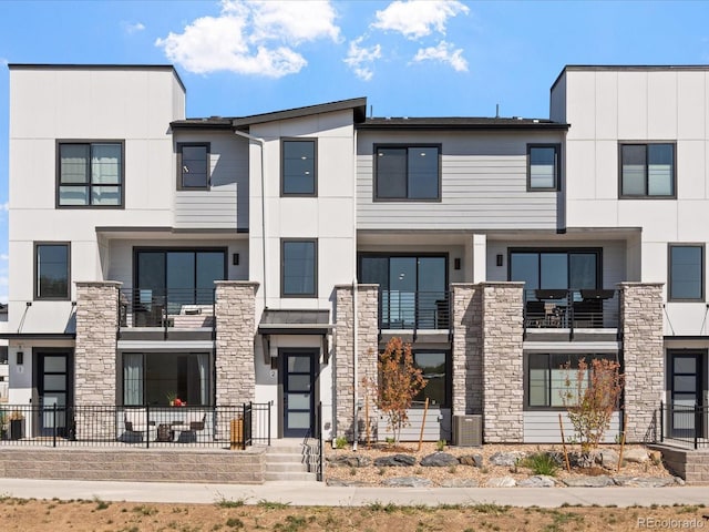 view of front facade with stone siding and stucco siding