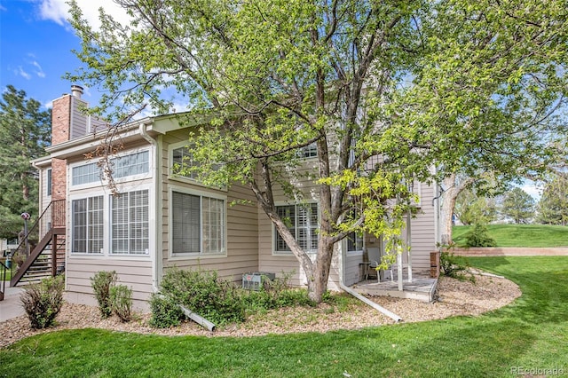 view of front of home featuring a front yard