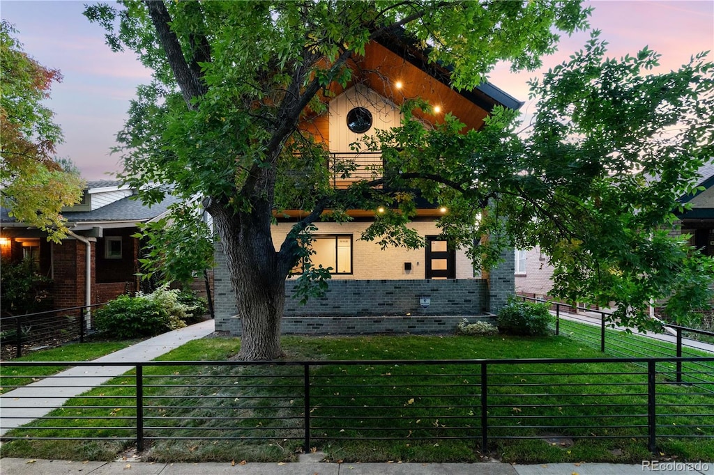 view of front of home featuring a lawn