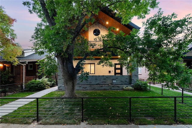 view of front of home featuring a lawn