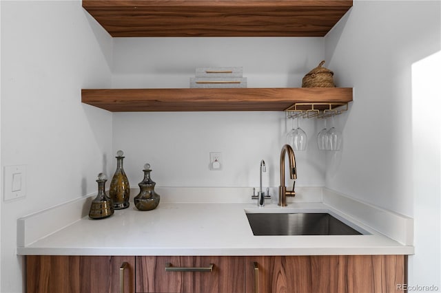 room details featuring indoor wet bar