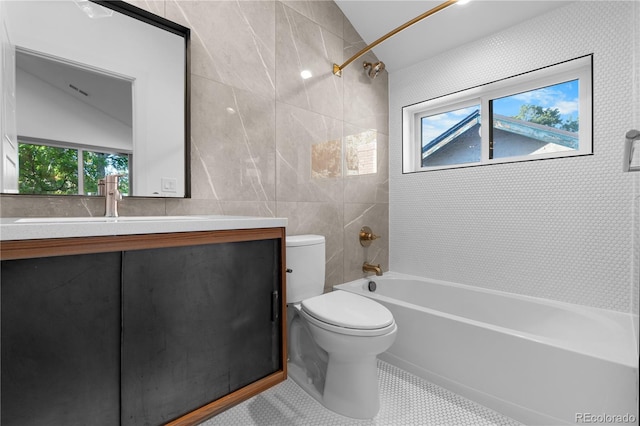 full bathroom featuring vaulted ceiling, tiled shower / bath, a healthy amount of sunlight, and toilet