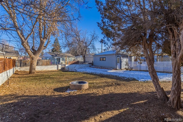 view of yard featuring an outdoor fire pit