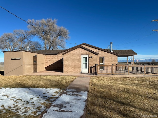 view of front of property featuring a front yard