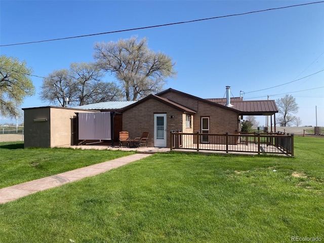 view of front facade featuring a wooden deck and a front lawn