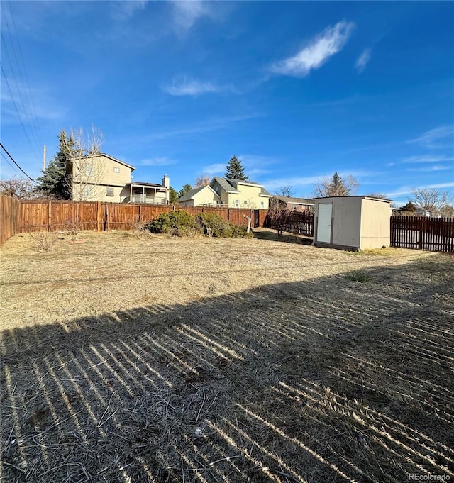 view of yard featuring a storage unit