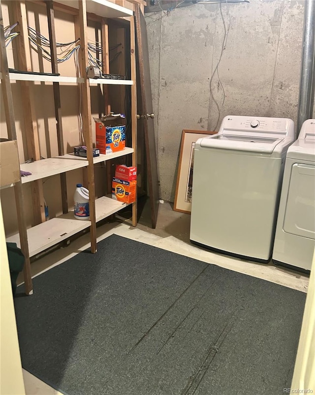 washroom with laundry area and independent washer and dryer