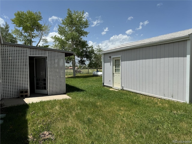 view of yard with an outbuilding