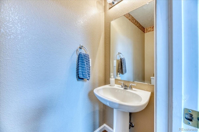 10191 Sagecrest St, Highlands Ranch, CO 80126 - bathroom with a textured wall