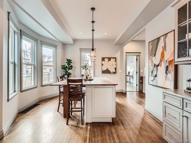 dining area featuring dark wood-style flooring, recessed lighting, visible vents, and baseboards