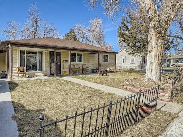 view of front facade with a front lawn and covered porch