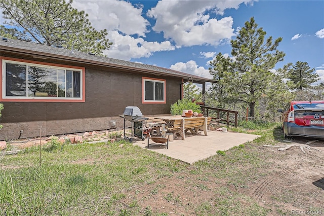 view of yard featuring a patio area