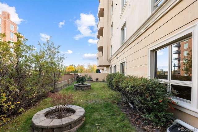 view of yard featuring a fire pit