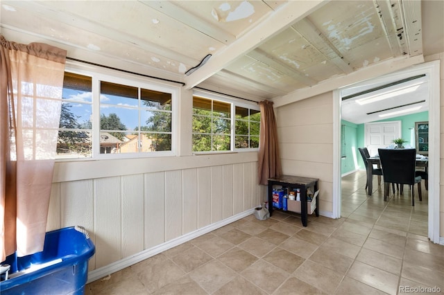 sunroom with vaulted ceiling