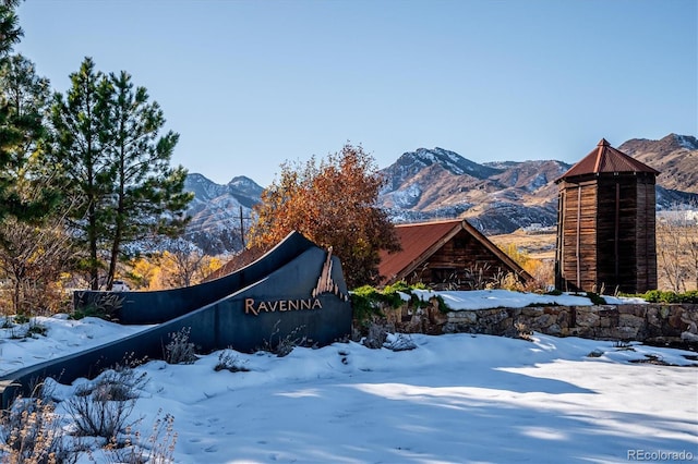 community / neighborhood sign featuring a mountain view