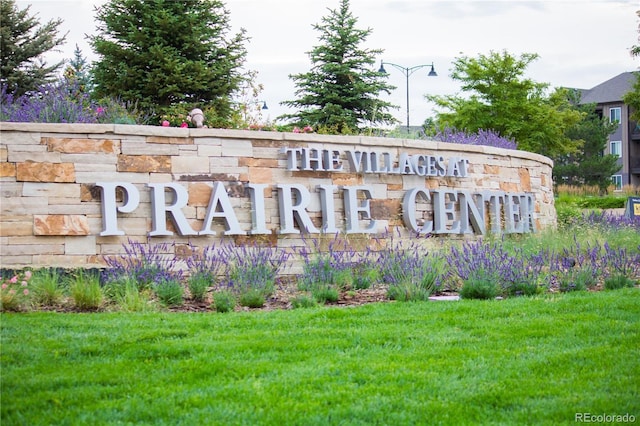 community / neighborhood sign featuring a yard