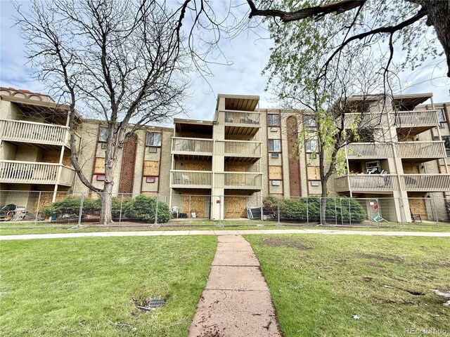 view of apartment building / complex