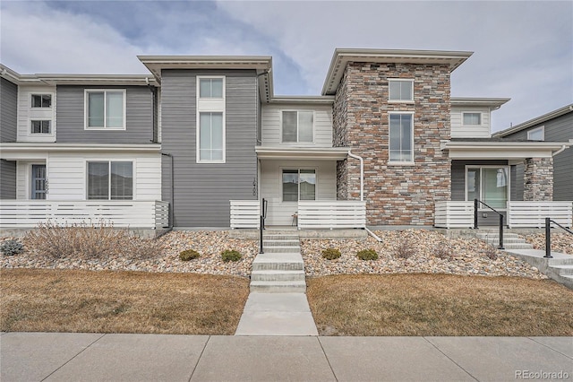 townhome / multi-family property featuring a front yard