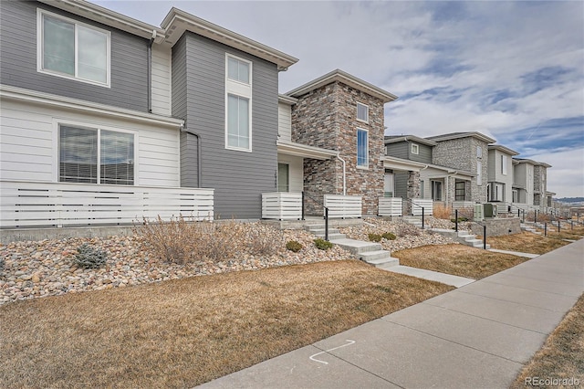 view of front of home featuring a front lawn