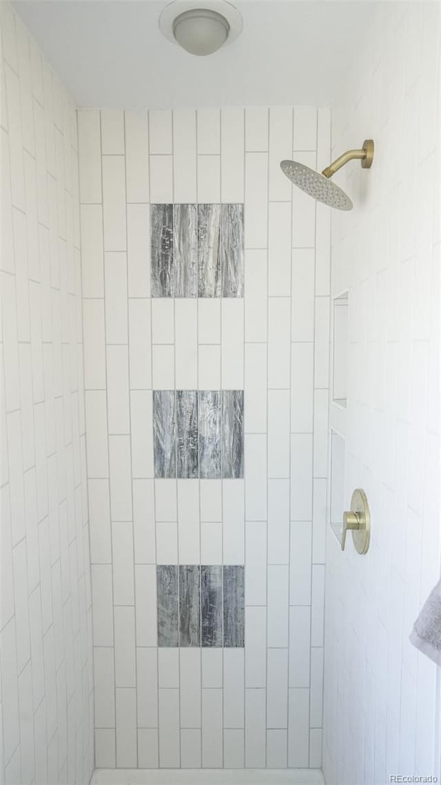 13833 W 68th Ave, Arvada, CO 80004 - bathroom featuring tiled shower