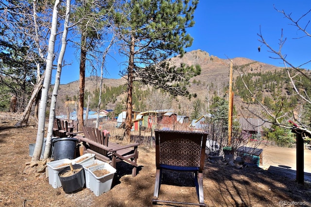 view of yard featuring a mountain view