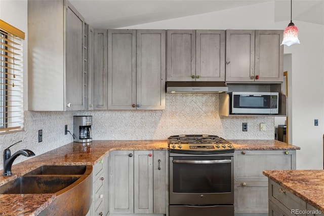 31214 Evans View Ln, Pine, CO 80470 - kitchen with appliances with stainless steel finishes, under cabinet range hood, vaulted ceiling, a sink, and gray cabinets