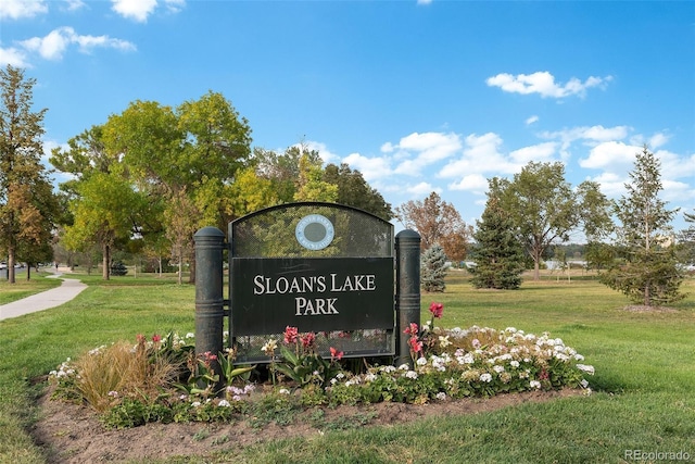 community sign with a yard