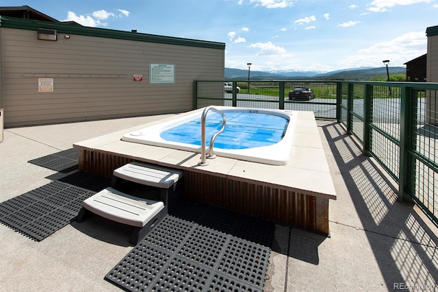 980 Lakepoint Dr Unit 1, Frisco, CO 80443 - view of pool featuring a mountain view and a hot tub