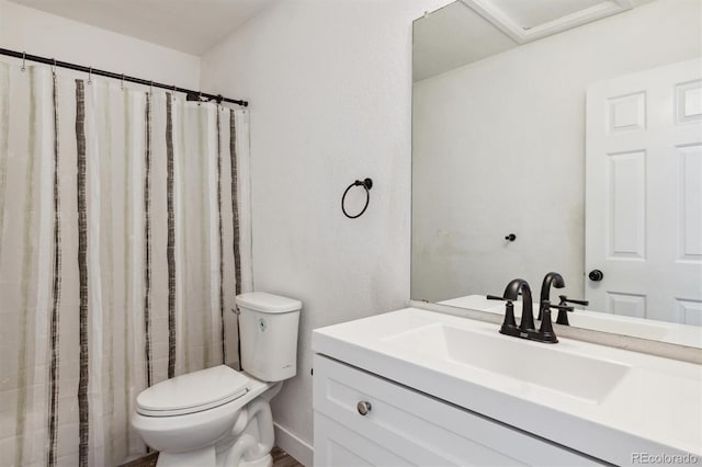 bathroom featuring a shower with shower curtain, vanity, and toilet